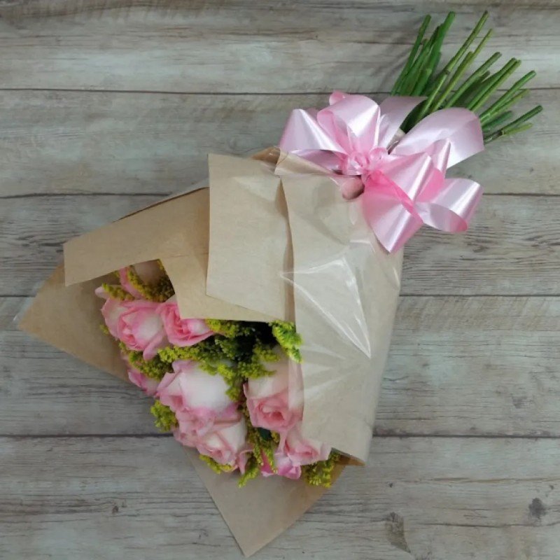 Buquê Simples com 12 Rosas cor de rosa no kraft